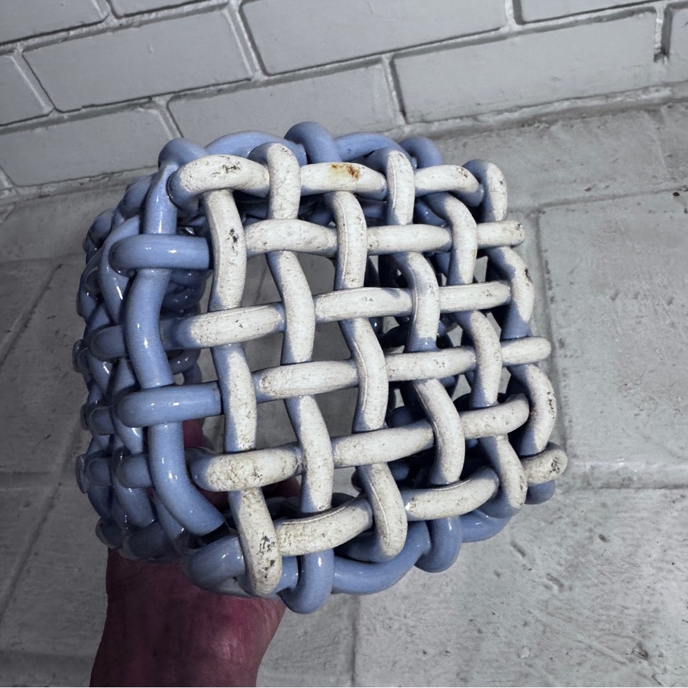 Ceramic woven basket in perfect condition, lavender/light purple color - Picture 5 of 10
